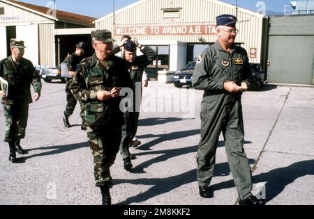 General John M. Shalikaschwili, Vorsitzender der Stabschefs, wird von Generalleutnant Michael E. Ryan, Commander der Alliierten Luftwaffe Südeuropa und der 16. Luftwaffe, zu seinem Flugzeug begleitet. GENERAL Shalikaschwili besuchte den Luftwaffenstützpunkt, um Einsatzanweisungen zu erhalten und Personal zu treffen, das an Operation DENY FLIGHT beteiligt ist. Betreff Betrieb/Serie: DENY-FLUGSTÜTZPUNKT: Luftwaffenstützpunkt Aviano Staat: Pordenone Land: Italien (ITA) Stockfoto