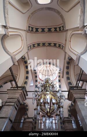 Istanbul, Türkei - Januar 2023: Innenansicht der Zeyrek-Moschee oder des Klosters des Pantokrators, Bögen, Gewölbe, Fenster, Details des Pantokrators Stockfoto