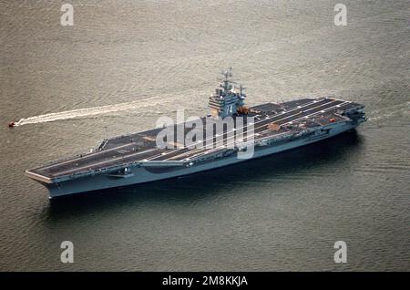 Ein Hafenbogenblick des nuklearbetriebenen Flugzeugträgers USS JOHN C. STENNIS (CVN-74), der erstmals vom Newport News Shipbuilding und der Drydock Corporation auf See für Bauversuche vor den Virginia Capes auf den Weg gebracht wird. Die STENNIS soll am 9. Dezember 1995 in Betrieb genommen werden. Basis: James River Bundesstaat: Virginia (VA) Land: Vereinigte Staaten von Amerika (USA) Stockfoto