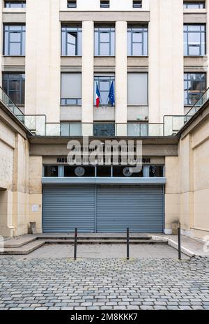 Montpellier, Occitanie, Frankreich, 12 28 2022 - Fassade des Universitätsgebäudes, Fakultät für Recht und Politikwissenschaften Stockfoto