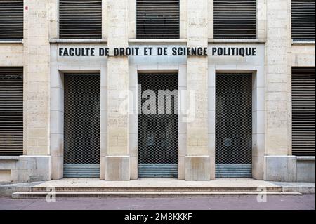 Montpellier, Occitanie, Frankreich, 12 28 2022 - Fassade des Universitätsgebäudes, Fakultät für Recht Stockfoto