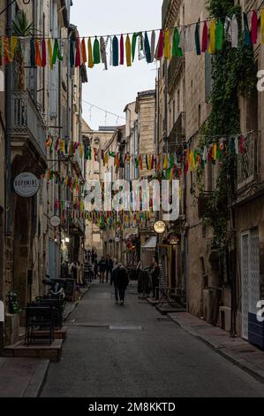 Montpellier, Occitanie, Frankreich, 12 28 2022 - schmale Gasse im mediterranen Stil Stockfoto