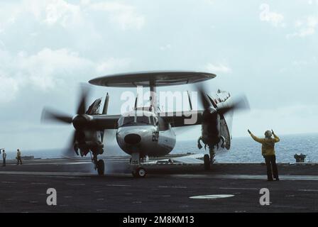 Ein Besatzungsmitglied im Cockpit signalisiert dem Piloten eines E-2C-Hawkeye-Flugzeugs der Airborne Early Warning Squadron 116 (VAW-116), dass er seine gefalteten Flügel zur Vorbereitung des Starts vom Flugzeugträger USS JOHN F. KENNEDY (CV-67) ausbreiten soll.GENAUES DATUM UNBEKANNT. Land: Atlantik (AOC) Stockfoto