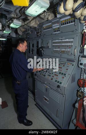 Ein Torpedoman überprüft die Feuerkontrollkonsole im Torpedoraum des nuklearbetriebenen U-Boots USS PENNSYLVANIA (SSBN-735). Land: Unbekannt Stockfoto