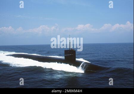 Ein Steuerbord-Bugblick des nuklearbetriebenen ballistischen Raketen-U-Boots USS PENNSYLVANIA (SSBN-735). Land: Unbekannt Stockfoto