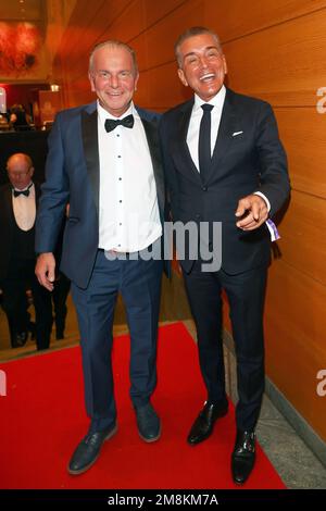 Berlin, Deutschland. 14. Januar 2023. Organisator Mario Koss und Publizist Michel Friedman (r) kommen am Presseball Berlin im Grand Hyatt Hotel an. Kredit: Joerg Carstensen/dpa/Alamy Live News Stockfoto