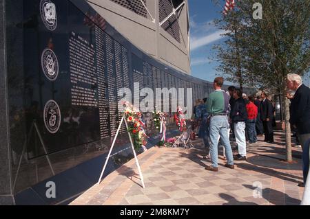 Bürger von Jacksonville nehmen an Zeremonien Teil, bei denen die Duval County Veterans Memorial Wall zu Ehren ihrer gefallenen Söhne und Töchter gewidmet wird. Basis: Jacksonville Bundesstaat: Florida (FL) Land: Vereinigte Staaten von Amerika (USA) Stockfoto