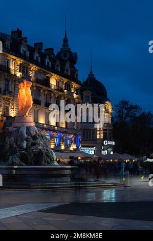 Montpellier, Occitanie, Frankreich, 12 28 2022 - Menschen rund um die Statue am Place de la Comedie, dem Comedy Square Stockfoto