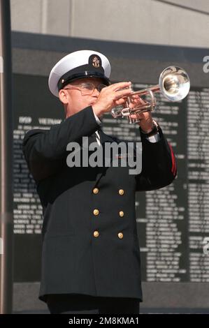 CHEFMUSIKER (MUC) Gerald D. Engwis spielt Taps zu Ehren gefallener Veteranen aller Kriege am Ende der Einweihung der Veteranen-Mauer des Duval County Memorial. Basis: Jacksonville Bundesstaat: Florida (FL) Land: Vereinigte Staaten von Amerika (USA) Stockfoto