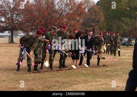 LT. GEN. Henry H. Shelton, Commander, XVIII Airborne Corps und Fort Bragg, schließt sich COL an. John W. May Jr. und andere Würdenträger für den Grundstein für die neue Bibliothek. Basis: Fort Bragg Bundesstaat: North Carolina (NC) Land: Vereinigte Staaten von Amerika (USA) Stockfoto