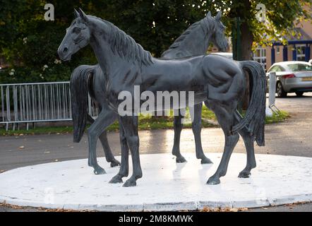 Windsor, Berkshire, Großbritannien. 3. Oktober 2022. Pferdeskulpturen auf der Windsor Racecourse. Kredit: Maureen McLean/Alamy Stockfoto