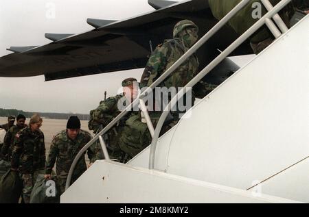 Mitglieder der 23. Evakuierungsstaffel besteigen am 18. Dezember 1995 eine Dover AFB, 436. Airlift Wing's C-5B auf der grünen Rampe bei Papst AFB, N.C.. Die 23.-Flügel-Einheit fliegt zunächst zum Luftwaffenstützpunkt Ramstein, Deutschland, und dann zum Luftwaffenstützpunkt Tuzla, Bosnien, wo sie eine mobile flugmedizinische Staging-Station (MASF) zur Unterstützung der Operation Joint Endeavor einrichten wird. Betrifft Operation/Serie: JOINT ENDEAVOR Base: Luftwaffenstützpunkt Pope Staat: North Carolina (NC) Land: Vereinigte Staaten von Amerika (USA) Stockfoto