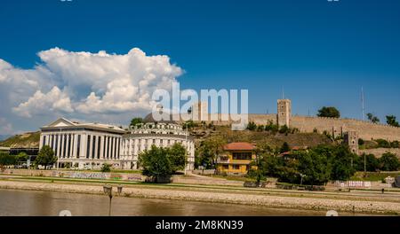 Das malerische Stadtbild von Skopje mit der Festung Skopje in Nordmazedonien Stockfoto