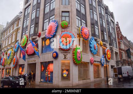 London, Großbritannien. 14. Januar 2023 Kunstwerke von Yayoi Kusama schmücken Louis Vuittons Flagship Store in der Bond Street, während der Moderiese seine Zusammenarbeit mit dem bekannten japanischen Künstler aufnimmt. Kredit: Vuk Valcic/Alamy Live News Stockfoto