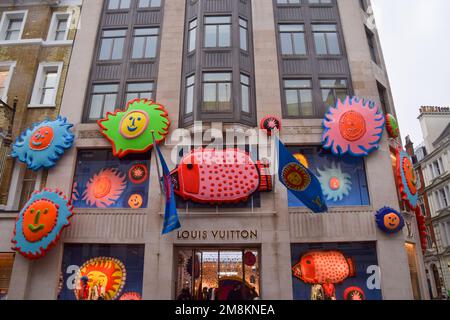 London, Großbritannien. 14. Januar 2023 Kunstwerke von Yayoi Kusama schmücken Louis Vuittons Flagship Store in der Bond Street, während der Moderiese seine Zusammenarbeit mit dem bekannten japanischen Künstler aufnimmt. Kredit: Vuk Valcic/Alamy Live News Stockfoto