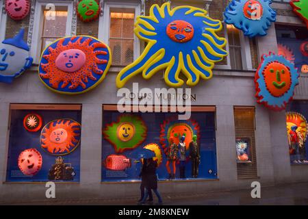 London, Großbritannien. 14. Januar 2023 Kunstwerke von Yayoi Kusama schmücken Louis Vuittons Flagship Store in der Bond Street, während der Moderiese seine Zusammenarbeit mit dem bekannten japanischen Künstler aufnimmt. Kredit: Vuk Valcic/Alamy Live News Stockfoto