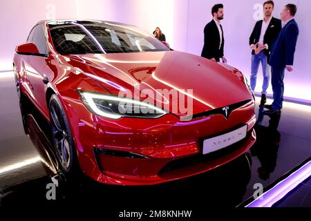 Brüssel, Belgien. 13. Januar 2023. Tesla-Auto wird bei der Eröffnung der Brüsseler Motormesse auf der Expo in Brüssel am 13. Januar 2023 ausgestellt. Kredit: ALEXANDROS MICHAILIDIS/Alamy Live News Stockfoto