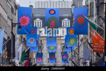 London, Großbritannien. 14. Januar 2023 Banner mit Kunstwerken von Yayoi Kusama schmücken die Bond Street, während der Moderiese Louis Vuitton seine Zusammenarbeit mit dem bekannten japanischen Künstler einführt. Kredit: Vuk Valcic/Alamy Live News Stockfoto