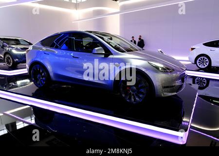 Brüssel, Belgien. 13. Januar 2023. Tesla-Auto wird bei der Eröffnung der Brüsseler Motormesse auf der Expo in Brüssel am 13. Januar 2023 ausgestellt. Kredit: ALEXANDROS MICHAILIDIS/Alamy Live News Stockfoto