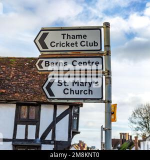 Wegweiser in Thame, Oxfordshire, Großbritannien. Stockfoto