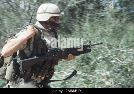 Soldaten der 24. Infanteriedivision (mechanisiert) nehmen an einer Übung Teil, die als Downed Aircraft Recovery Team (DART) bekannt ist. Die Soldaten werden benachrichtigt, dass ein Flugzeug abgestürzt ist, und sie müssen einmarschieren, um das Gebiet zu sichern und verletzte Personen zu retten. Der Soldat ist mit einem M16-Gewehr bewaffnet. Einsatzgebiet/Serie: UNOSOM II Basis: Siegesbasis Staat: Mogadischu Land: Somalia (SOM) Stockfoto