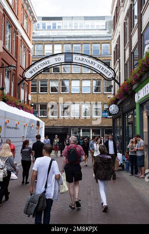 London united Kingdom 08. September 2013 Früheinkäufer auf der berühmten London Carnaby Street, einer beliebten Shopping-Straße und Touristenattraktion in Lon Stockfoto