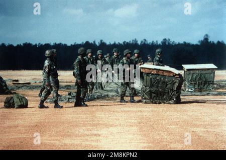 Mitglieder des 24. Forward Support Battalion (FSB), 24. Infanterie Division (mechanisiert) sammeln Ausrüstung aus der Ramagen Drop Zone während des Trainings zum Tragen von Hebegurten. Basis: Fort Stewart Bundesstaat: Georgia (GA) Land: Vereinigte Staaten von Amerika (USA) Stockfoto