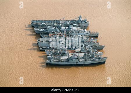 Luftaufnahme von Einheit 6E der Reserve-Flottenschiffe unter Williamsburg. Von unten nach oben: PRIDE (AK-5017), Suffolk County (LST-1173), Lorain County (LST-1177), Wood County (LST-1178), Saugatuck (AO-75), Nicht identifizierte LSD, Plymouth Rock k(LSD-29), Donner (LSD-20), Fort Snelling (LSD-30), USNS Tanner (T-AGS-40), USNS Vega (T-AK-286) und eine nicht identifizierte ARDM. Basis: James River Bundesstaat: Virginia (VA) Land: Vereinigte Staaten von Amerika (USA) Stockfoto