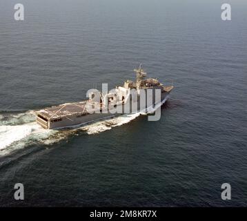 Ein Luftblick von Steuerbord auf das amphibische Landungsschiff USS EICHE HILL (LSD-51), das während der Erbauversuche auf See unterwegs ist. Land: Golf Von Mexiko Stockfoto