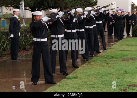Die Ehrenwache der Naval Air Station Miramar, ausgestattet mit M-14 .308 Gewehren, bereitet sich darauf vor, einen Salutschuss für LT abzufeuern. CDR. J. Stacy Bates und LT. Graham Alden Higgins vor DER AIRMAN Memorial Chapel in der Nähe von San Diego. Bates und Higgins, verbunden mit Fighter Squadron Two One Three (VF-213), den Blacklions, starben, als die F-14 Tomcat Flugzeuge, die sie flogen, in der Nähe von Nashville, Tennessee, abstürzten, als sie von einem Überlandflug am 29. Januar 1996 zurückkehrten. Basis: San Diego Staat: Kalifornien (CA) Land: Vereinigte Staaten von Amerika (USA) Stockfoto