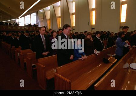 Familie, Freunde und Schiffskameraden besuchen die Gedenkfeier für LT. CDR. J. Stacy Bates und LT. Graham Alden Higgins in DER AIRMAN Memorial Chapel am Naval Air Station Miramar in der Nähe von San Diego. Bates und Higgins, verbunden mit Fighter Squadron Two One Three (VF-213), starben, als das F-14 Tomcat Flugzeug, das sie flogen, am 29. Januar 1996 auf einem Überlandflug in Nashville, Tennessee, abstürzte. Basis: Marineflugstation, San Diego Bundesstaat: Kalifornien (CA) Land: Vereinigte Staaten von Amerika (USA) Stockfoto