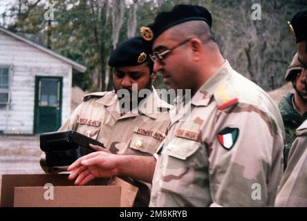 Kuwaitische Offiziere besuchen die 24. Infanteriedivision (mechanisiert) und Fort Stewart. Basis: Fort Stewart Bundesstaat: Georgia (GA) Land: Vereinigte Staaten von Amerika (USA) Stockfoto