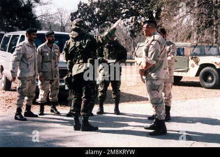 Kuwaitische Offiziere besuchen die 24. Infanteriedivision (mechanisiert) und Fort Stewart. Basis: Fort Stewart Bundesstaat: Georgia (GA) Land: Vereinigte Staaten von Amerika (USA) Stockfoto