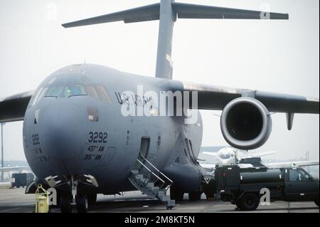Ein Flugzeug des Air Mobility Command C-17 Globemaster III, das dem Luftwaffenstützpunkt 437., Charleston Air Force Base, South Carolina, zugewiesen ist, befindet sich auf der Rampe des Rhein Main Air Base, Deutschland. Das neueste Frachtflugzeug im Bestand der Air Force wird zum Fliegen des STABSCHEFS der Air Force, General Ronald Fogelman und HAUPTFELDWEBEL der Air Force, David J. Campanale, bei einem Besuch des Personals, das die Operation Joint Endeavor unterstützt, verwendet. Betrifft Operation/Serie: GEMEINSAME ENDEAVOR-Basis: Rhein-Main-Luftwaffenstützpunkt Land: Deutschland/Deutschland (DEU) Stockfoto