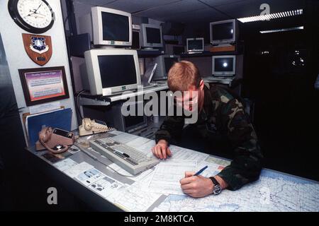 Wettertechniker, SENIOR AIRMAN Wes B. Robinson, 21. Operation Support Weather Squadron, bereitet eine Wetterunterweisung vor. Mit dem neuesten Wetterverfolgungscomputer und der dazugehörigen Ausrüstung kann er die Art des Wetters, dem Piloten während ihrer Flugeinsätze begegnen können, genauer vorhersagen. Er nimmt an der 21. Space Wing's Operational Readiness Inspection Teil, die in der Cheyenne Mountain Air Station und Peterson AFB, Colorado, vom 13. Bis 17. Februar 1996 durchgeführt wurde. Das Team des Generalinspekteurs testete ihre Fähigkeit, auf Kampfbedingungen, Stromausfälle und Mobilität zu reagieren Stockfoto