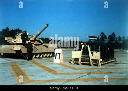 Mitglieder der 24. Infanterie-Division (mechanisiert) bereiten einen M-1 Abrams-Tank für DEPEX 96 im Bereitstellungsbereich vor. Betreff Betrieb/Serie: DEPEX 96 Basis: Fort Stewart Bundesstaat: Georgia (GA) Land: Vereinigte Staaten von Amerika (USA) Stockfoto