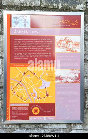 Informationsschild zum Barker Tower an der Stadtmauer in York, Yorkshire, Großbritannien Stockfoto