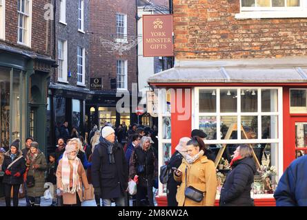 Weihnachtszeit auf Minster Gates, bei York Minster, im mittelalterlichen Zentrum in Yorkshire, Großbritannien Stockfoto