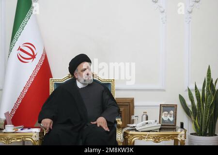 Teheran, Teheran, Iran. 14. Januar 2023. Dieses von der iranischen Präsidentschaft bereitgestellte Informationsbild zeigt den Präsidenten DER Islamischen Republik EBRAHIM RAISI während eines Treffens mit dem neu ernannten Polizeipräsidenten AHMAD-REZA RADAN (ungesehen) am 14. Januar 2023 in Teheran, Iran. Fast vier Monate nach den Unruhen, die durch Mahsa Aminis Tod ausgelöst wurden, ernannte der Oberste Führer Ayatollah Ali Chamenei letzte Woche einen neuen Polizeichef. Radan übernahm Hossein Ashtari, da Khamenei das Polizeirevier anordnete, „seine Fähigkeiten zu verbessern“ (Kreditbild: © iranische Präsidentschaft über ZUMA Press Wire) REDAKTION Cr Stockfoto