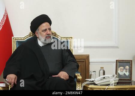 Teheran, Teheran, Iran. 14. Januar 2023. Dieses von der iranischen Präsidentschaft bereitgestellte Informationsbild zeigt den Präsidenten DER Islamischen Republik EBRAHIM RAISI während eines Treffens mit dem neu ernannten Polizeipräsidenten AHMAD-REZA RADAN (ungesehen) am 14. Januar 2023 in Teheran, Iran. Fast vier Monate nach den Unruhen, die durch Mahsa Aminis Tod ausgelöst wurden, ernannte der Oberste Führer Ayatollah Ali Chamenei letzte Woche einen neuen Polizeichef. Radan übernahm Hossein Ashtari, da Khamenei das Polizeirevier anordnete, „seine Fähigkeiten zu verbessern“ (Kreditbild: © iranische Präsidentschaft über ZUMA Press Wire) REDAKTION Cr Stockfoto