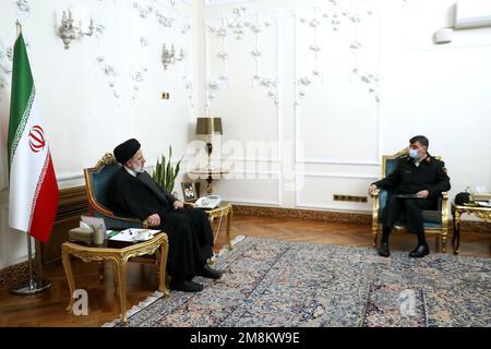 Teheran, Teheran, Iran. 14. Januar 2023. Dieses von der iranischen Präsidentschaft bereitgestellte Informationsbild zeigt den Präsidenten DER Islamischen Republik EBRAHIM RAISI (L) während eines Treffens mit dem neu ernannten Polizeipräsidenten General AHMAD-REZA RADAN (R) am 14. Januar 2023 in Teheran, Iran. Fast vier Monate nach den Unruhen, die durch Mahsa Aminis Tod ausgelöst wurden, ernannte der Oberste Führer Ayatollah Ali Chamenei letzte Woche einen neuen Polizeichef. Radan übernahm Hossein Ashtari, da Khamenei das Polizeirevier anordnete, „seine Fähigkeiten zu verbessern“ (Kreditbild: © iranische Präsidentschaft über ZUMA Press Wire) EDITORIAL U C Stockfoto