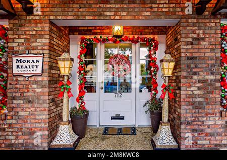 Weihnachtsdekorationen verleihen dem Eingang der Moran Realty Company auf der Washington Avenue am 28. Dezember 2022 in Ocean Springs, Mississippi, einen festlichen Touch. Stockfoto