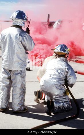 Mitglieder der CES-Feuerwehr von 355. simulieren das Löschen eines Flugzeugbrandes während einer gemeinsamen DMAFB- und Tucson-Katastrophenübung, bei der während einer Flugschau ein Zusammenstoß in der Luft simuliert wurde. Basis: Luftwaffenstützpunkt Davis-Monthan Bundesstaat: Arizona (AZ) Land: Vereinigte Staaten von Amerika (USA) Stockfoto