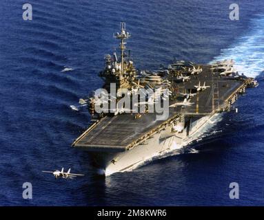 Eine Hafenbogenansicht, die das Flugzeug Carrier USS INDEPENDENCE (CV 62) zeigt, das als US Navy (USN) F-14 Tomcat von Carrier Air Wing Five (CVW-5) vom Cockpit aus gestartet wird. Land: Unbekannt Stockfoto