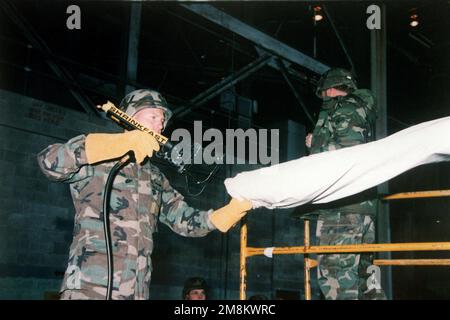 Mitglieder der Luftfahrtbrigade, 24. Infanterieabteilung (mechanisiert), Schrumpfflugzeuge während der SEDRE. Betreff Operation/Serie: SEENOTSTAND EINSATZBEREITSCHAFT ÜBUNGSBASIS: Fort Stewart Staat: Georgia (GA) Land: Vereinigte Staaten von Amerika (USA) Stockfoto