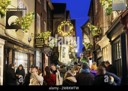Die mittelalterliche Straße Shambles zur Weihnachtszeit in York, Yorkshire, Großbritannien Stockfoto