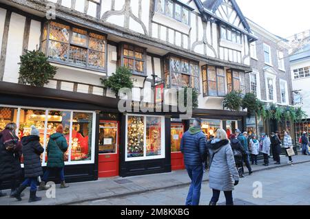 Historischer Kathe Wohlfahrt Weihnachtsshop auf Stonegate im mittelalterlichen York, Großbritannien Stockfoto