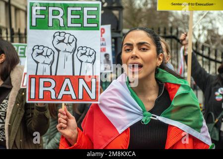 London, Großbritannien. 14. Januar 2023. Anhaltender Anti-Iran-Protest außerhalb der Downing Street nach dem Tod von Mahsa Amini. Kredit: JOHNNY ARMSTEAD/Alamy Live News Stockfoto