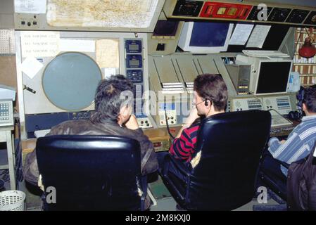 Die Fluglotsen sind an ihren Positionen im Radarraum des Luftwaffenstützpunktes Otopeni, Bukarest, Rumänien. Die Basis wurde von den USA besucht Air Force Airfield Survey Team auf Ersuchen rumänischer Beamter, um festzustellen, ob die rumänischen Stützpunkte die US- und NATO-Standards für den Einsatz bei Operationen und Übungen erfüllen. Basis: Luftwaffenstützpunkt Otopeni, Land Bukarest: Rumänien (ROM) Stockfoto