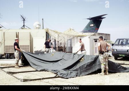 Personal der 621. Hafenstraße, Luftwaffenstützpunkt McGuire, New Jersey, baut während der Vorbereitung der derzeit stattfindenden Air Power Expeditionary Force auf einem Flugplatz in Jordanien ein TALCE-Zelt. Eine Hilfsmission der Truppe besteht darin, die US-Luftwaffe und andere multinationale Streitkräfte zu unterstützen, die in Saudi-Arabien und in nahegelegenen Ländern operieren, um die Flugverbotszone über dem Südirak zu patrouillieren. Betreff Betrieb/Serie: AIR POWER EXPEDITIONARY FORCE Country: Jordanien (JOR) Stockfoto